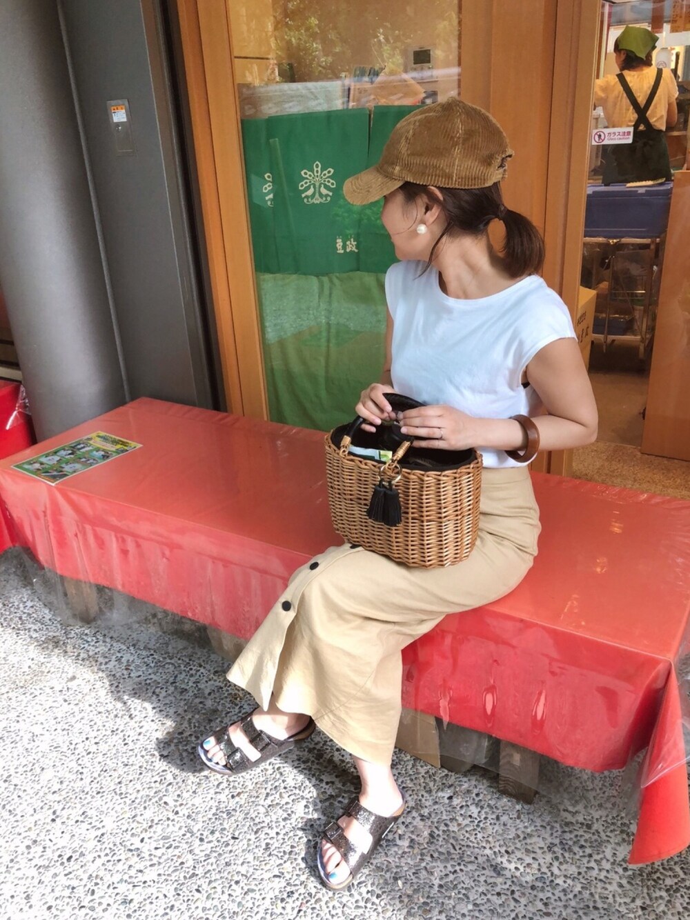 「birkenstock、ビルケンシュトック、ARIZONA、METALLICSTONES、嵐山、夏セールで買いました、ママコーデ、タイトスカート、前ボタンスカート」｜「Auntie Rosa Holidayの【Holiday】フロントボタンリネンスカート（スカート、ベージュ系）」を使った、uaさん（レディース・153cm）の夏コーディネートの1枚目の写真