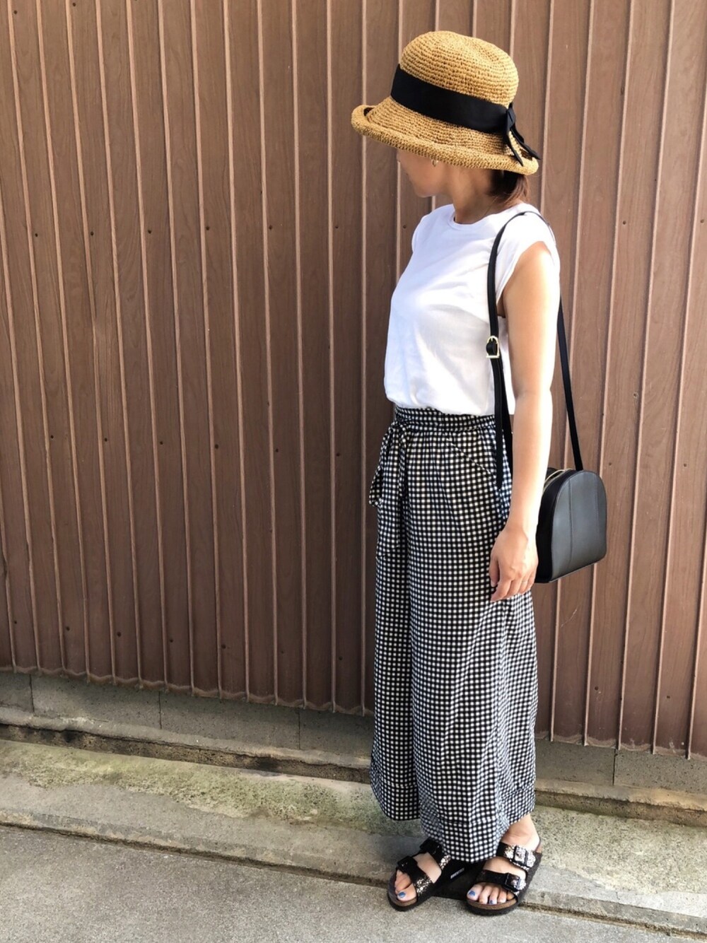 「イチヨンプラス、14+、むぎわら帽子、麦わら帽子、birkenstock、ARIZONA、METALLICSTONES、Goldy、ゴールディ、ママコーデ」｜「14+のセーラーリボン手編み麦わらハット/つば広タイプ（ハット、ブラウン系）」を使った、uaさん（レディース・153cm）の夏コーディネートの1枚目の写真