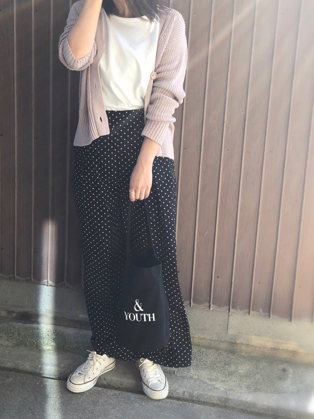 グレー系のカーディガン/ボレロ、ブラック系のその他パンツ、その他のトートバッグを着用したレディースの秋コーディネートの1枚目の写真