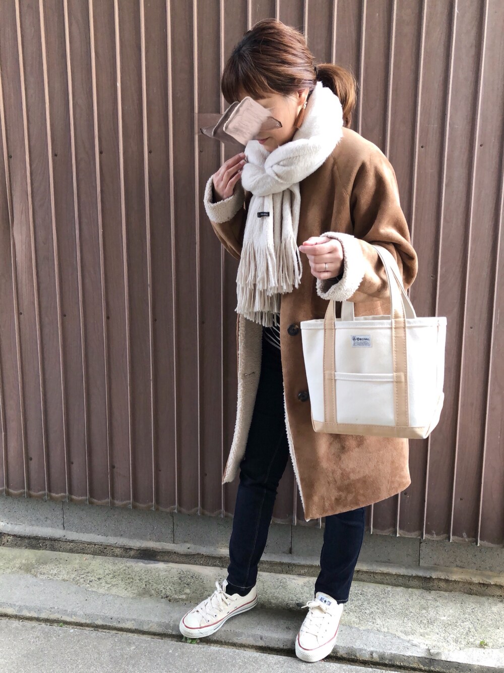 「ゴールディ、Goldy、ムートンコート、アイラブCONVERSE、冬コーデ、オールスター、スキニーデニム、オトナ女子」｜「GOLDYのレザースタイル タッセル イヤリング（イヤリング、ブラウン系）」を使った、uaさん（レディース・153cm）の冬コーディネートの1枚目の写真