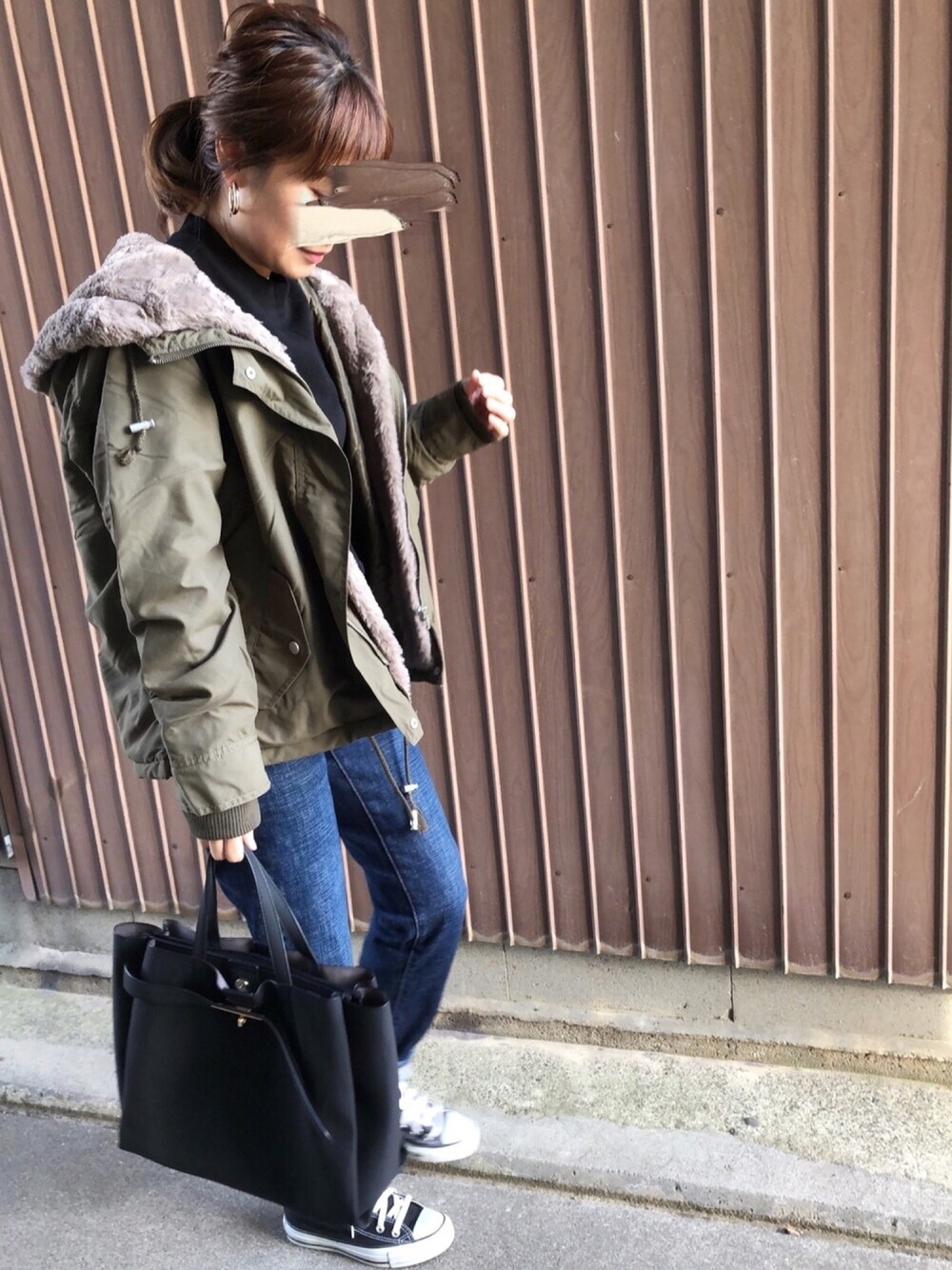 「ゴールディ、Goldy、reca、レカ(reca)、ZOZO公認ユーザー、アイラブCONVERSE、モッズコート、フープイヤリング、zozoデニム、ママコーデ」｜「ZOZOのストレートデニムパンツ（パターンオーダー）／ダークインディゴブルー［WOMEN］（デニムパンツ、ブルー系）」を使った、uaさん（レディース・153cm）の冬コーディネートの1枚目の写真