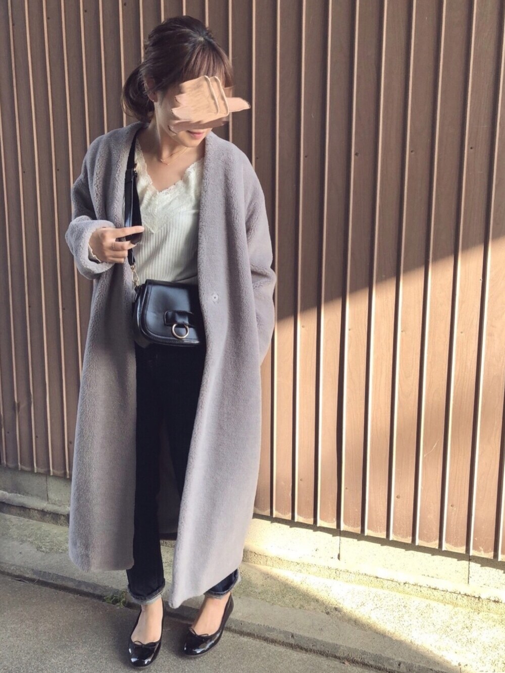 「Goldy、ゴールディ、Rougevif、ルージュヴィフ、rougeviflacle、ルージュ･ヴィフ ラクレ(Rouge vif la cle)、ZOZO公認ユーザー、zozoデニム、ボアコート」｜「Rouge vifのエコファーロングボアコート（ムートンコート、グレー系）」を使った、uaさん（レディース・153cm）の冬コーディネートの1枚目の写真