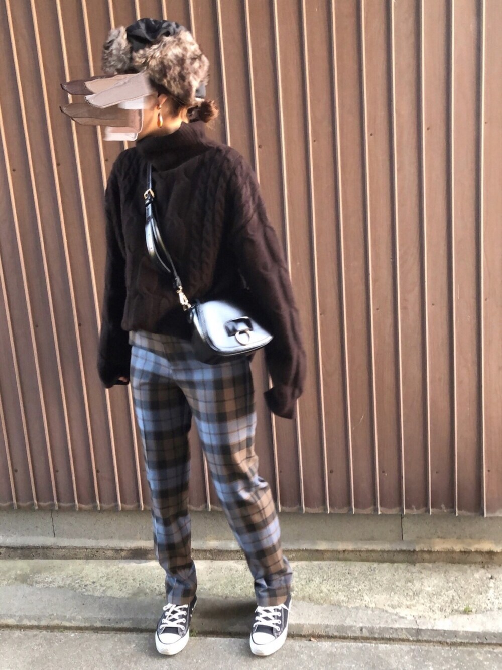 「アイラブCONVERSE、イチヨンプラス、14+、Rouge vif la cle(Rouge vif la cle)、Rougevif、ルージュヴィフ、ルージュヴィフラクレ、ゴールディ、Goldy、ママファッション」｜「Rouge vifのケーブルタートルニット（ニット/セーター、ブラウン系）」を使った、uaさん（レディース・153cm）の冬コーディネートの1枚目の写真