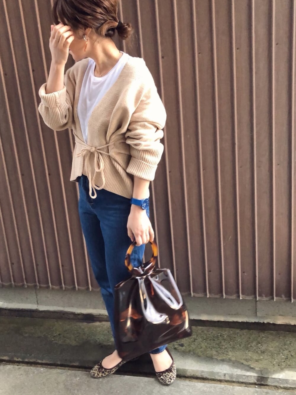 ブルー系のデニムパンツ、ブラウン系のトートバッグ、その他のピアス（両耳用）を着用したレディースの冬コーディネートの1枚目の写真