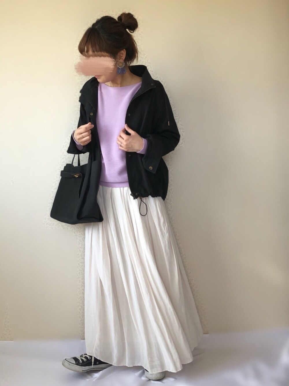 「春コーデ、NOLLEY'S、サニーレーベル、Sonny　Label、マウンテンパーカー、ラベンダー、春色、竹下玲奈、ノーリーズマガジン」｜「JOURNAL STANDARD relumeのマイクロシフォン ギャザースカート_#（スカート、ホワイト系）」を使った、uaさん（レディース・153cm）の春コーディネートの1枚目の写真