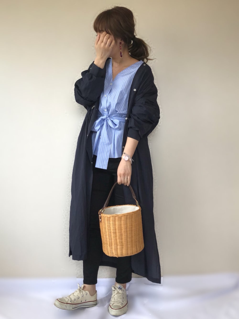 ブルー系のシャツ/ブラウス、ブルー系のその他アウター、ブラック系のその他パンツを着用したレディースの春コーディネートの1枚目の写真