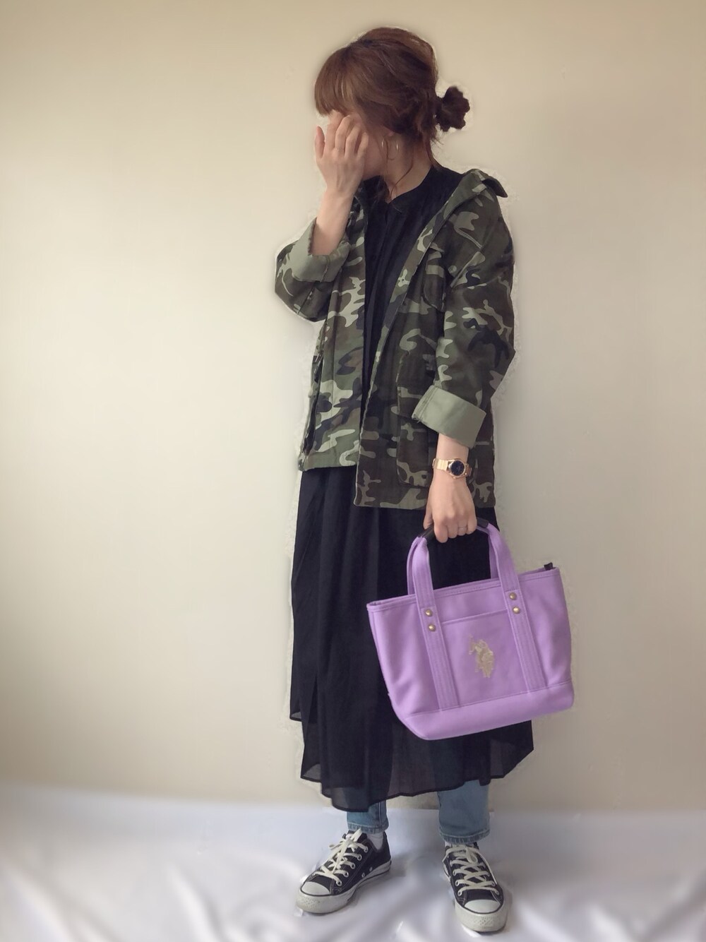 「平成最後のWEARISTAセンバツ、サニーレーベル、Sonny　Label、USポロ、THEPLATINUMSELECT、ママコーデ、シャツワンピ、カモフラジャケット、ミリタリージャケット、ラベンダー」｜「URBAN RESEARCH Sonny Labelのノースリーブギャザーワンピース（ワンピース、ブラック系）」を使った、uaさん（レディース・153cm）の春コーディネートの1枚目の写真