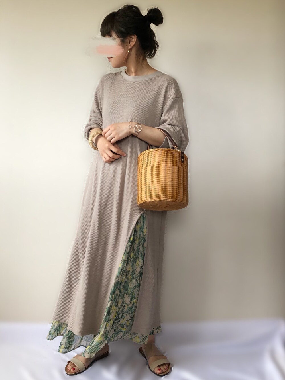 「fredy emue、FREDY&GLOSTER、フレディアンドグロスター、フレディエミュ、リップスター、LIPSTAR、SKAGEN、myskagen、Goldy」｜「fredy emueのボタニカル柄プリーツスカート（スカート、ベージュ系）」を使った、uaさん（レディース・153cm）の春コーディネートの1枚目の写真