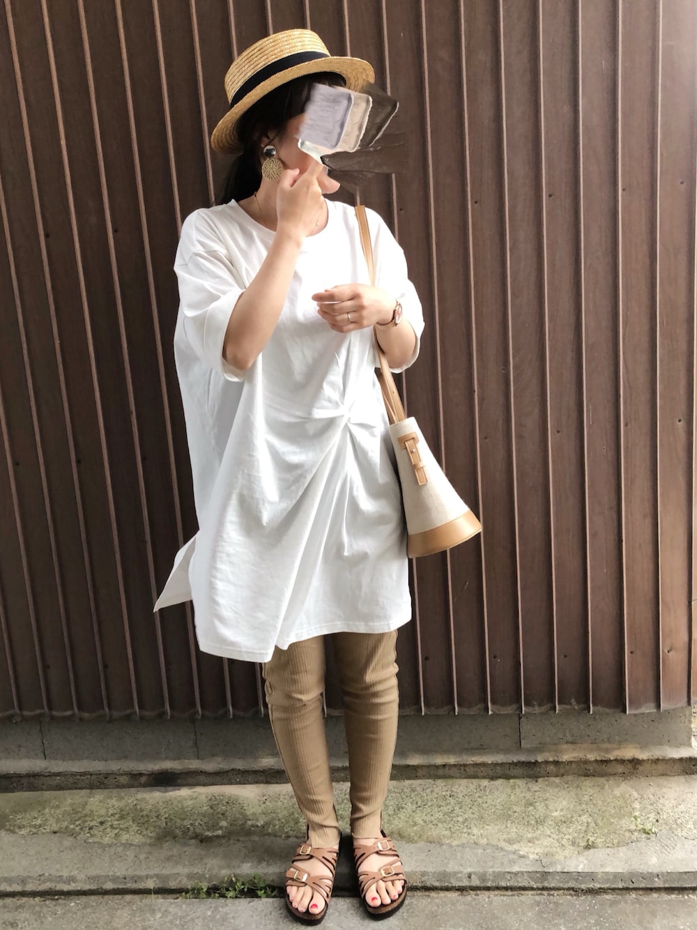 「リップスター、LIPSTAR、ビルケンシュトック、birkenstock、カンカン帽、CLEA、スカーゲン、SKAGEN、チュニックＴシャツ、レギンス」｜「LIPSTARのクウボウ天竺ねじりチュニックTシャツ（Tシャツ/カットソー、ホワイト系）」を使った、uaさん（レディース・153cm）の春コーディネートの1枚目の写真