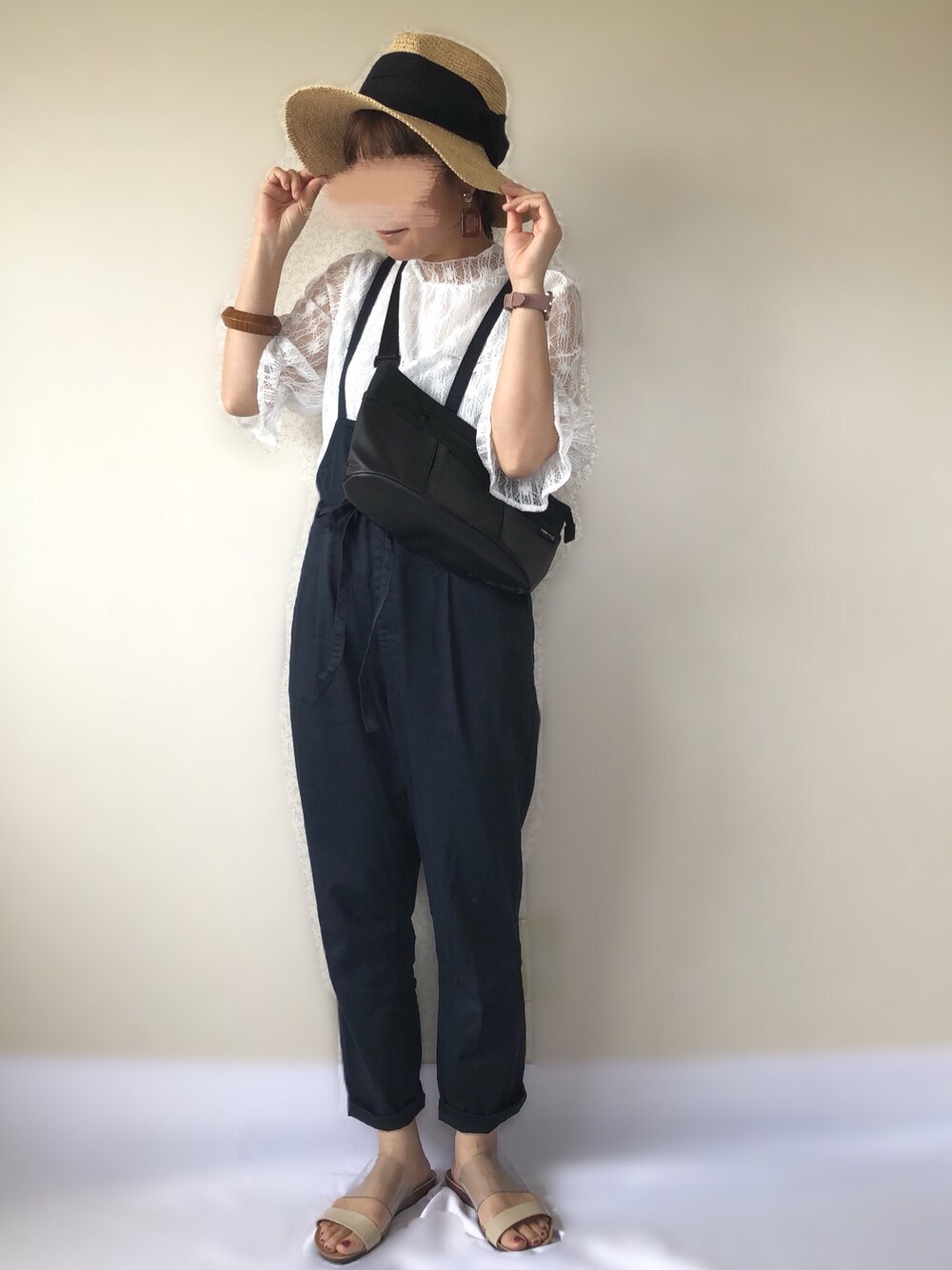 ブルー系のサロペット/オーバーオール、ホワイト系のシャツ/ブラウス、ベージュ系のサンダルを着用したレディースの春コーディネートの1枚目の写真