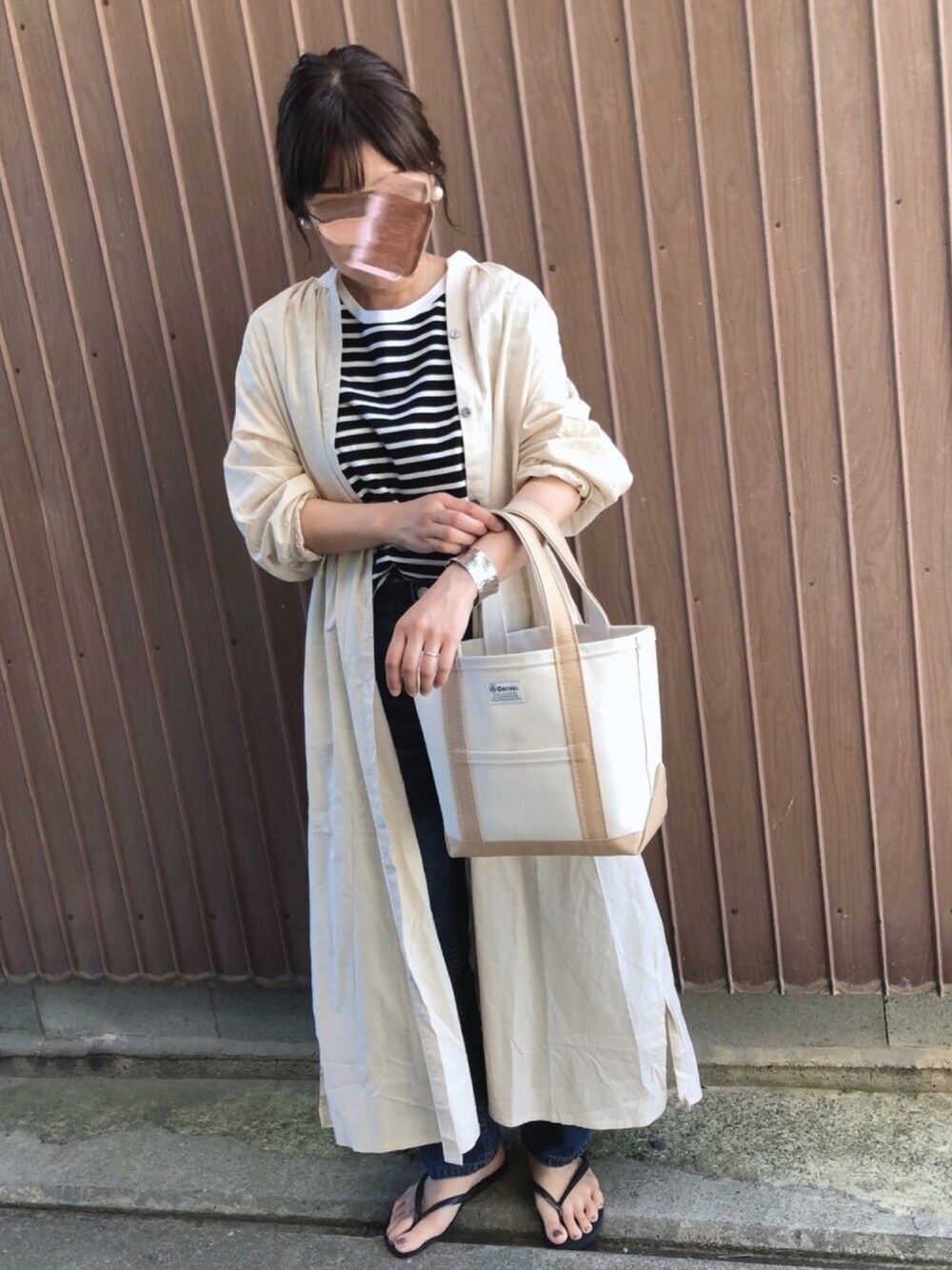「petitcro、シンプルコーデ、アントマリーズ、auntmarie's 、ロングシャツワンピ、ロングシャツ、ママコーデ、バングル、オトナカジュアル、ビーチサンダル」｜「ZOZOのストレートデニムパンツ（パターンオーダー）／ワンウォッシュ［WOMEN］（デニムパンツ、ブルー系）」を使った、uaさん（レディース・153cm）の夏コーディネートの1枚目の写真