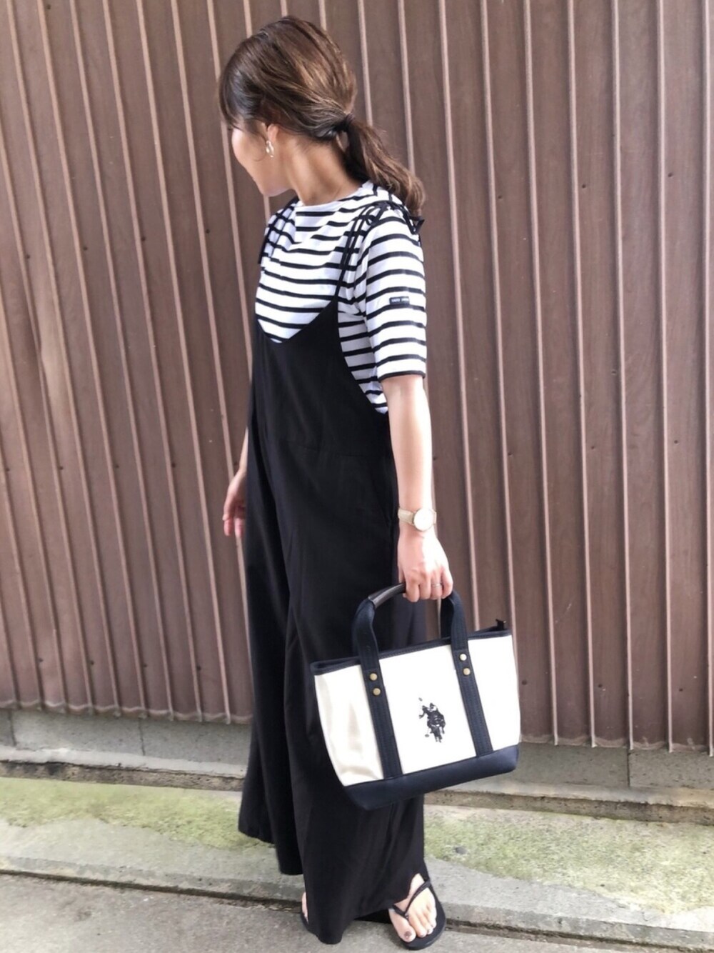 「夏だ！Tシャツ着よう！、オトナカジュアル、セントジェームス、おしゃれさんと繋がりたい、オールインワン、USポロ、uspolo、ビーサン、ママコーデ、ブラックコーデ」｜「anq.の【anq.】シルバー925　オーバルモチーフピアス（ピアス（両耳用）、シルバー系）」を使った、uaさん（レディース・153cm）の夏コーディネートの1枚目の写真