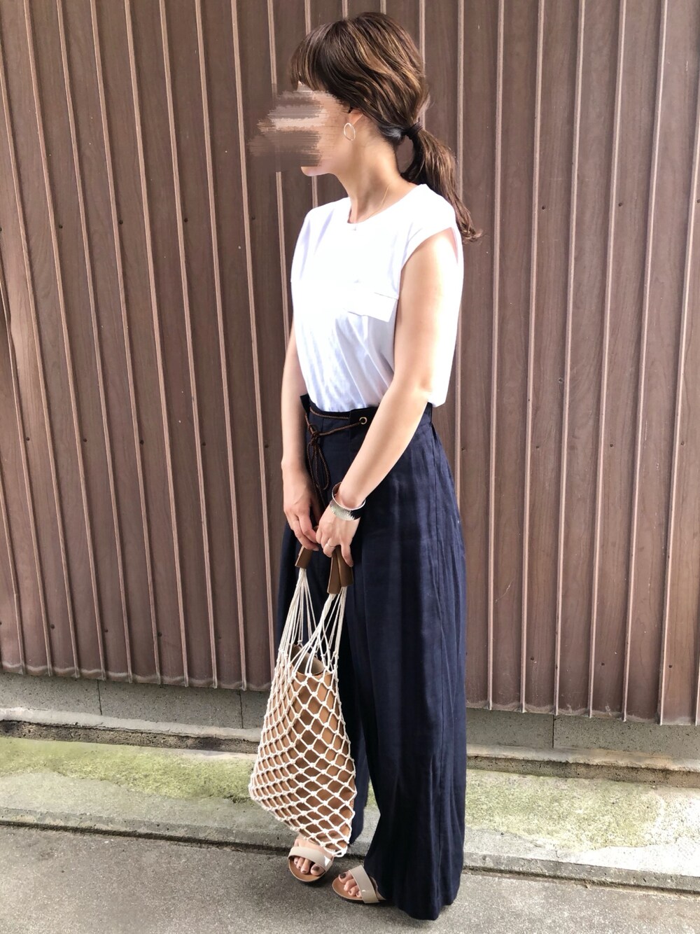 ブルー系のその他パンツ、ブラウン系のバッグ、ベージュ系のサンダルを着用したレディースの夏コーディネートの1枚目の写真