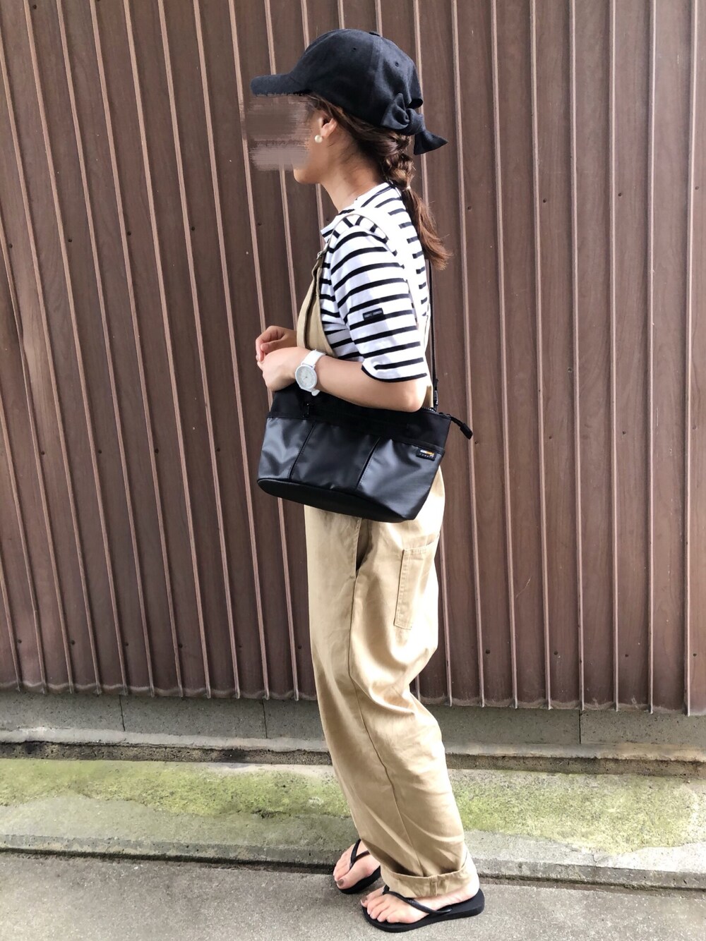 その他のパンツ、ブラック系のショルダーバッグ、ブラック系のTシャツ/カットソーを着用したレディースの夏コーディネートの1枚目の写真