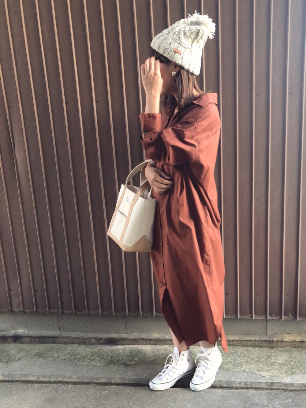 「秋のブラウンスタイル、秋のコーデ、シャツワンピ、ゴールディ、Goldy、イチヨンプラス、14+、ニット帽、ハイカットスニーカー」｜「14+のボンボン付ネパールニット帽  / knitcap（ニットキャップ/ビーニー、ホワイト系）」を使った、uaさん（レディース・153cm）の秋コーディネートの1枚目の写真