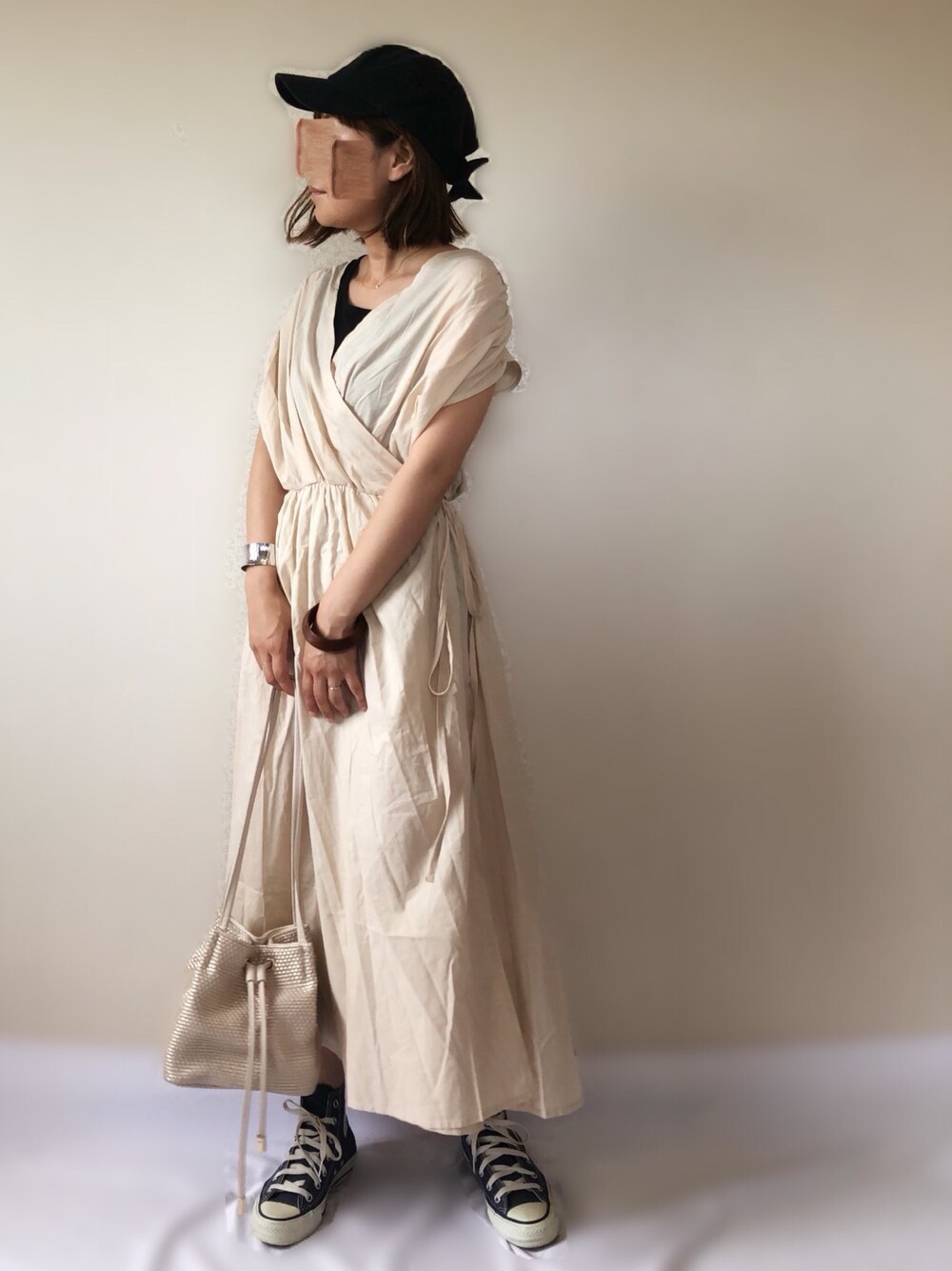 ベージュ系のワンピース、ブラック系のタンクトップ、ベージュ系のショルダーバッグを着用したレディースの夏コーディネートの1枚目の写真