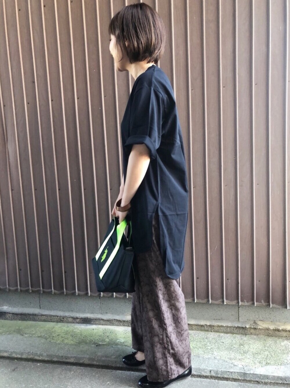 「USポロ、THEPLATINUMSELECT、U.S.POLO ASSN.、ネオンカラー、ネオンイエロー、ペイズリー柄、秋のカフェオレコーデ」｜「BEAUTY&YOUTH UNITED ARROWSのBY∴ コットンサイドスリットビッグTシャツ（Tシャツ/カットソー、ブラック系）」を使った、uaさん（レディース・153cm）の秋コーディネートの1枚目の写真