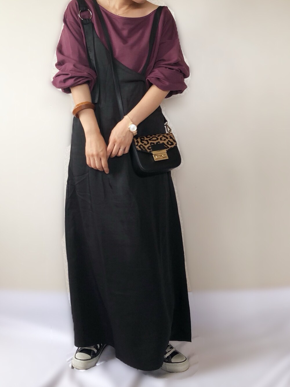 パープル系のTシャツ/カットソー、ブラック系のワンピース、ブラウン系のバッグを着用したレディースの秋コーディネートの1枚目の写真