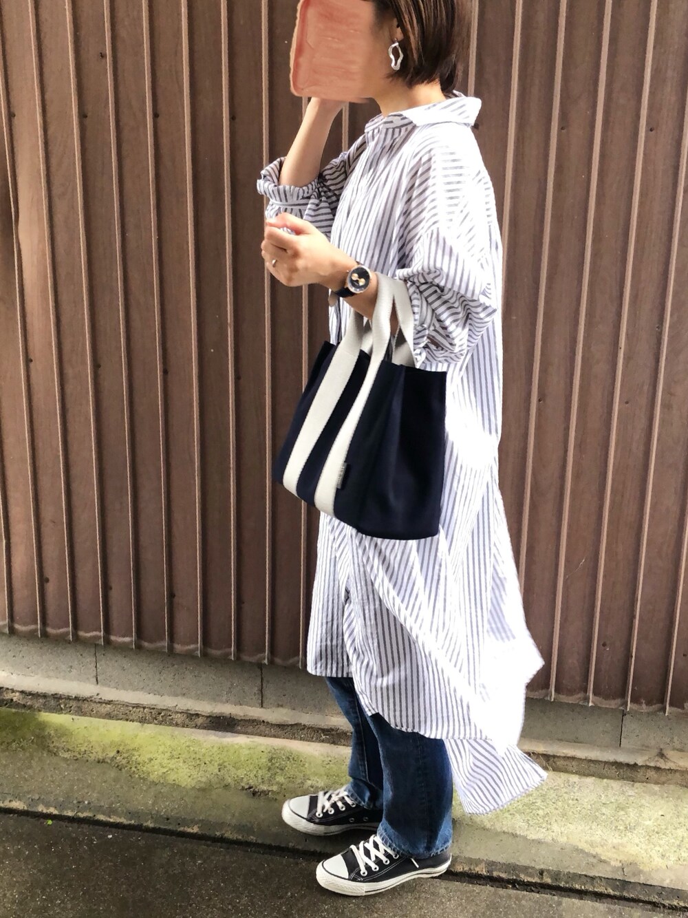 「パピヨネ(PAPILLONNER)、PAPILLONNER(PAPILLONNER)、VIOLA d'ORO、ヴィオラドーロ、フルラ、furla、THEPLATINUMSELECT、秋服、シャツワンピ、おしゃれさんと繋がりたい」｜「ZOZOのストレートデニムパンツ［WOMEN］（デニムパンツ、ブルー系）」を使った、uaさん（レディース・153cm）の秋コーディネートの1枚目の写真