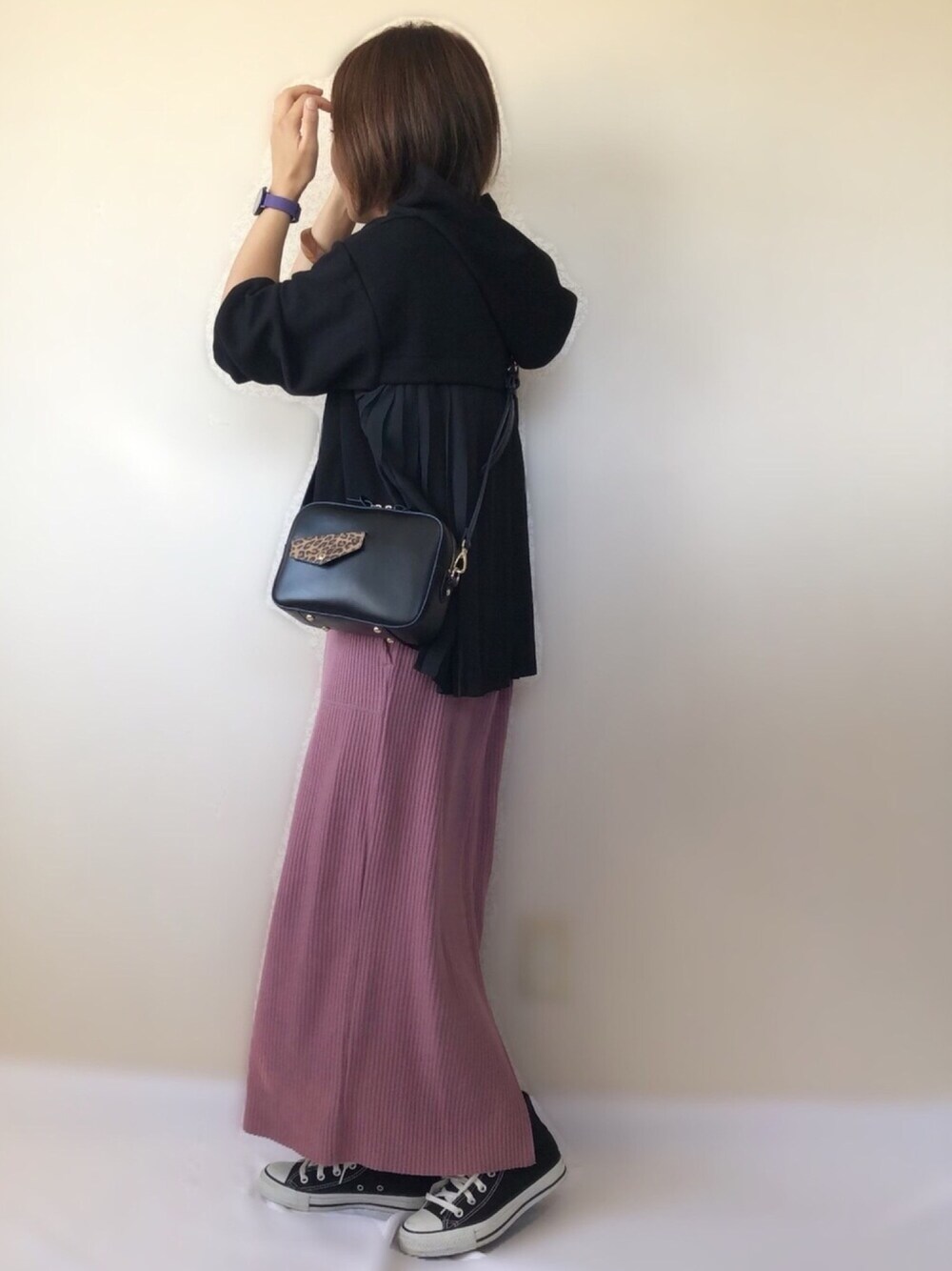 「リップスター、LIPSTAR、パピヨネ(PAPILLONNER)、PAPILLONNER(PAPILLONNER)、SKAGEN、スカーゲン、秋のコーデ、おしゃれさんと繋がりたい、ショルダーバッグ、レオパード」｜「LIPSTARのバックシフォンプリーツパーカー（パーカー、ブラック系）」を使った、uaさん（レディース・153cm）の秋コーディネートの1枚目の写真