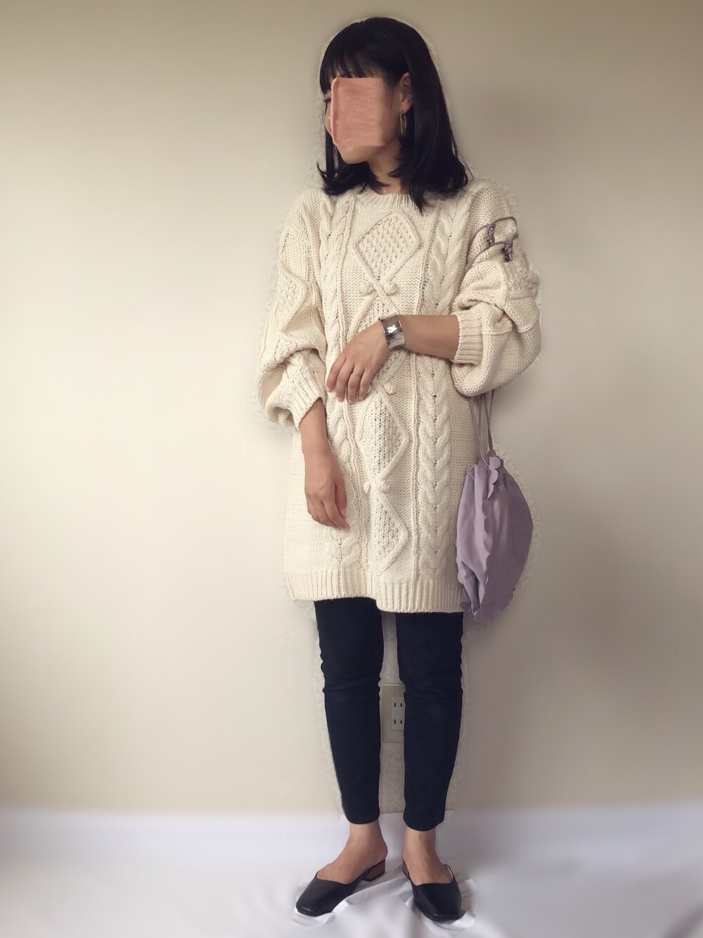 パープル系のショルダーバッグ、ブラック系のサンダル、ホワイト系のワンピースを着用したレディースの秋コーディネートの1枚目の写真