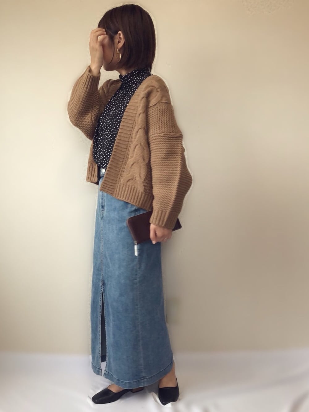 「サニーレーベル、Sonny　Label、NOLLEY'S、ノーリーズ、mura、ムラ、長財布、ざっくりニットカーディガン、デニムスカート、秋のコーデ」｜「NOLLEY’Sのボウタイ付2wayハイネックブラウス（シャツ/ブラウス、ブラック系）」を使った、uaさん（レディース・153cm）の秋コーディネートの1枚目の写真