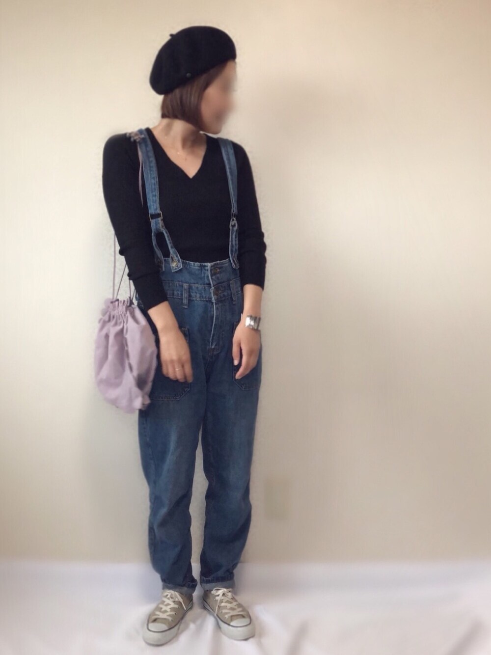 「NEIMAN MALLAR、NEIMAN BY、ニーマンマーラー、ニーマンバイ、LAULHERE 、ベレー帽、サロペット、ロレール、クオリネスト」｜「COMMON WAREのNEIMAN BY Vネック フィット ライト ニット（ニット/セーター、ブラック系）」を使った、uaさん（レディース・153cm）の秋コーディネートの1枚目の写真