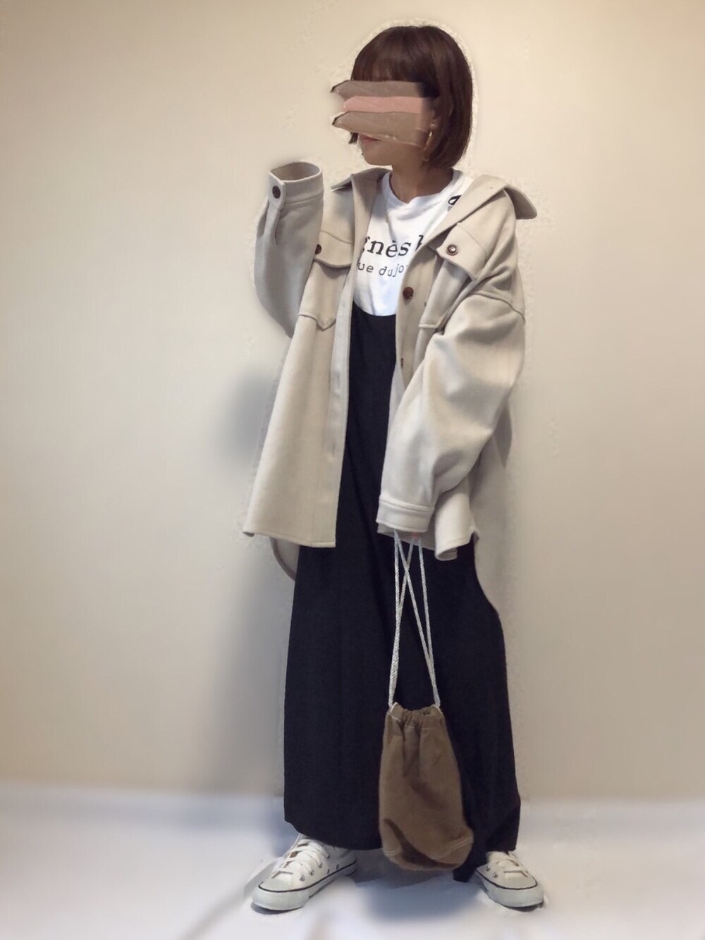 ベージュ系のカバーオール、ブラウン系のサロペット/オーバーオール、ホワイト系のTシャツ/カットソーを着用したレディースの秋コーディネートの1枚目の写真