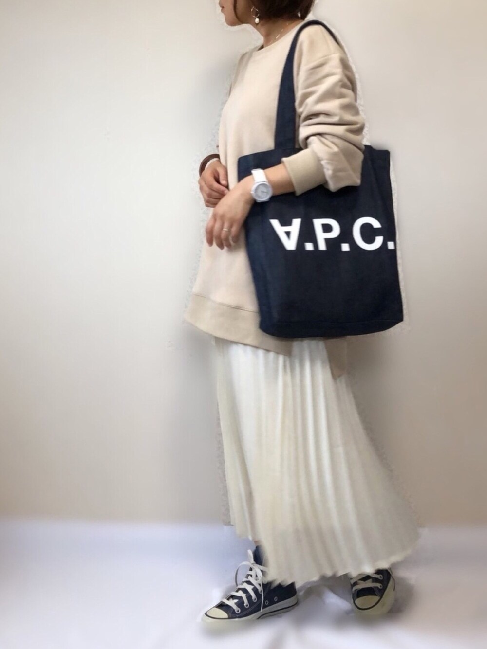 「リップスター、LIPSTAR、秋コーデ、プリーツスカート、kucromen、ベージュ、ハイカットスニーカー、オトナカジュアル、ママファッション」｜「A.P.C.のTOTE LAURE 19P（トートバッグ、ブルー系）」を使った、uaさん（レディース・153cm）の秋コーディネートの1枚目の写真