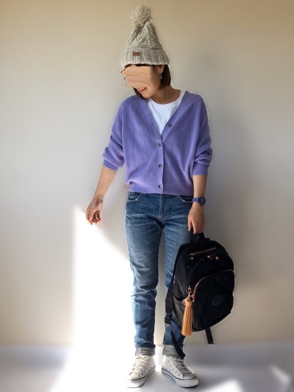 「ノーリーズ、NOLLEY'S、イチヨンプラス、14plus、キプリング、kipling、デニムパンツ、ニット帽、ニットキャップ」｜「14+のボンボン付ネパールニット帽  / knitcap（ニットキャップ/ビーニー、ホワイト系）」を使った、uaさん（レディース・153cm）の秋コーディネートの1枚目の写真