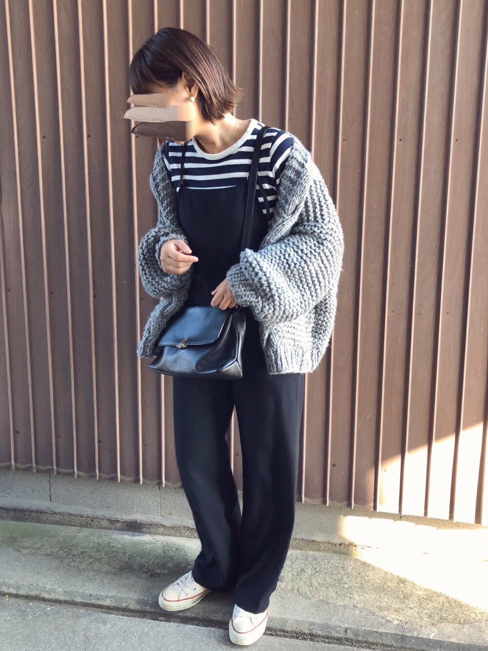 「やっぱりストリートが好き、秋冬コーデ、オトナカジュアル、おしゃれさんと繋がりたい、ゆるコーデ、サロペット、オールインワン、ざっくりニットカーディガン、カジュアルコーデ」｜「plageのオーバーオール new◆（サロペット/オーバーオール、ブラック系）」を使った、uaさん（レディース・153cm）の秋コーディネートの1枚目の写真
