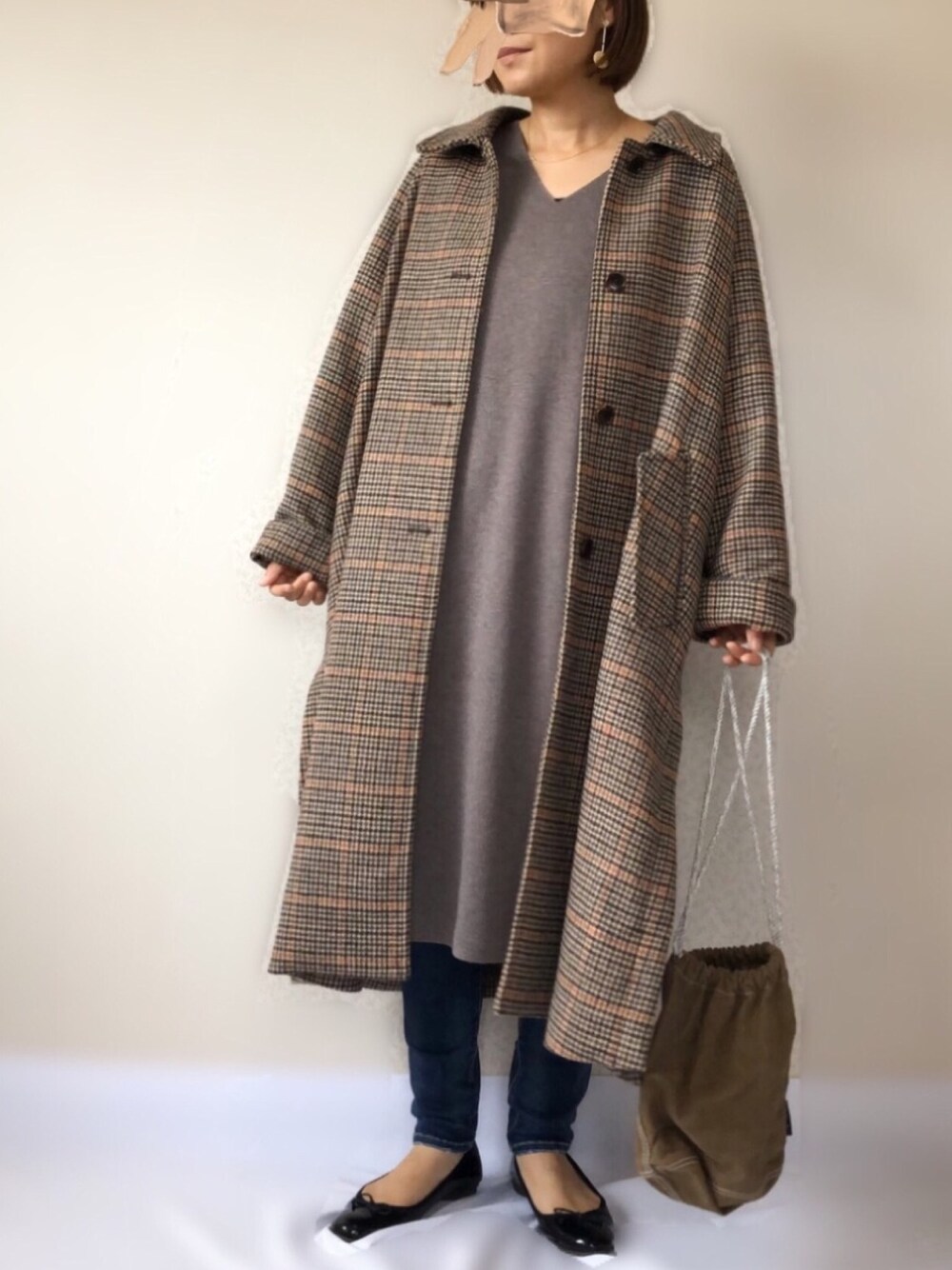 「fredy emue、fredy、フレディ、FREDY&GLOSTER、チェックコート、ステンカラーコート、巾着バッグ、ママコーデ、低身長コーデ、オトナカジュアル」｜「fredy emueの【WEB限定カラーあり】三角袖Vネックニットワンピース（ワンピース、ベージュ系）」を使った、uaさん（レディース・153cm）の秋コーディネートの1枚目の写真