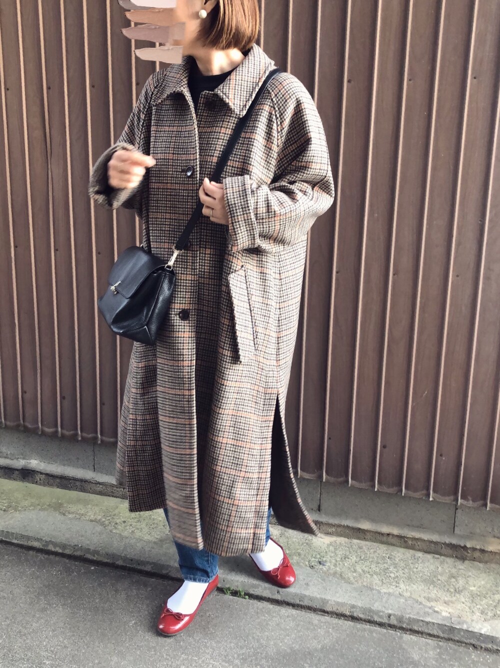 「年末WEAR感謝祭、お洒落さんとつながりたい、チェックコート、低身長コーデ、ロングコート、ステンカラーコート、赤パンプス、ママコーデ、オトナカジュアル、大人女子」｜「Championの【Champion / チャンピオン】CREW NECK SWEAT（スウェット、ブラック系）」を使った、uaさん（レディース・153cm）の冬コーディネートの1枚目の写真