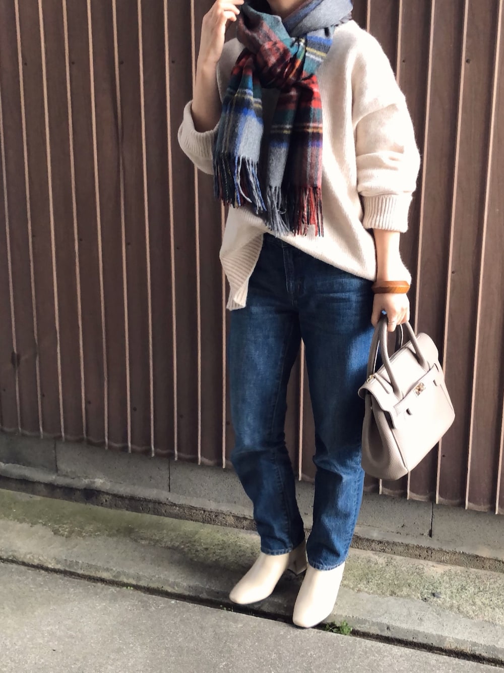 「フローリスト、florist、お洒落さんとつながりたい、チェックストール、tweedmill、低身長コーデ、オトナ女子、ショートブーツ、ママコーデ」｜「SLOBE IENAのTWEEDMILL TARTAN チェックストール◆（ストール/ショール、グレー系）」を使った、uaさん（レディース・153cm）の冬コーディネートの1枚目の写真