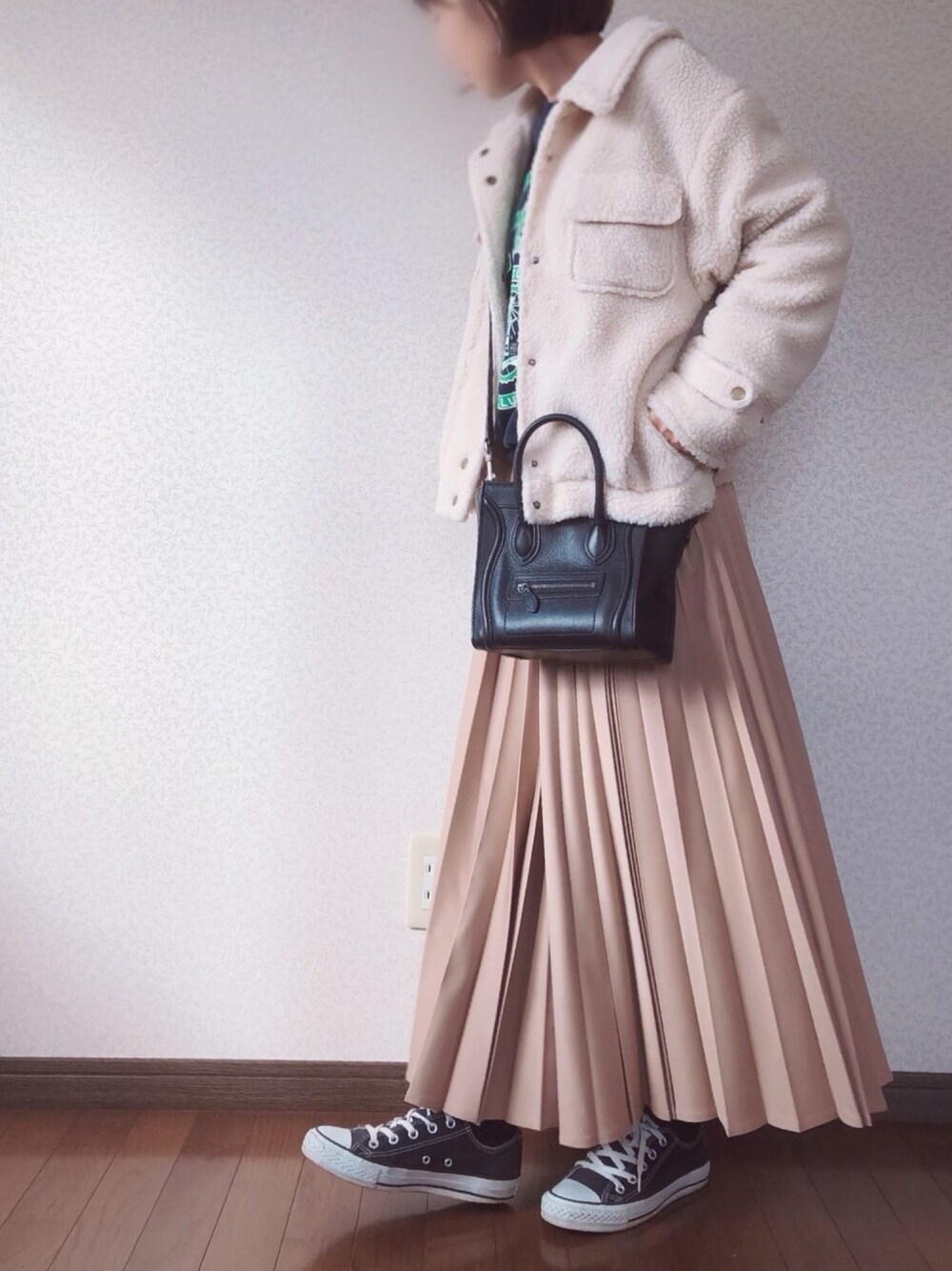 ホワイト系のその他アウター、ブルー系のTシャツ/カットソー、ベージュ系のスカートを着用したレディースの冬コーディネートの1枚目の写真