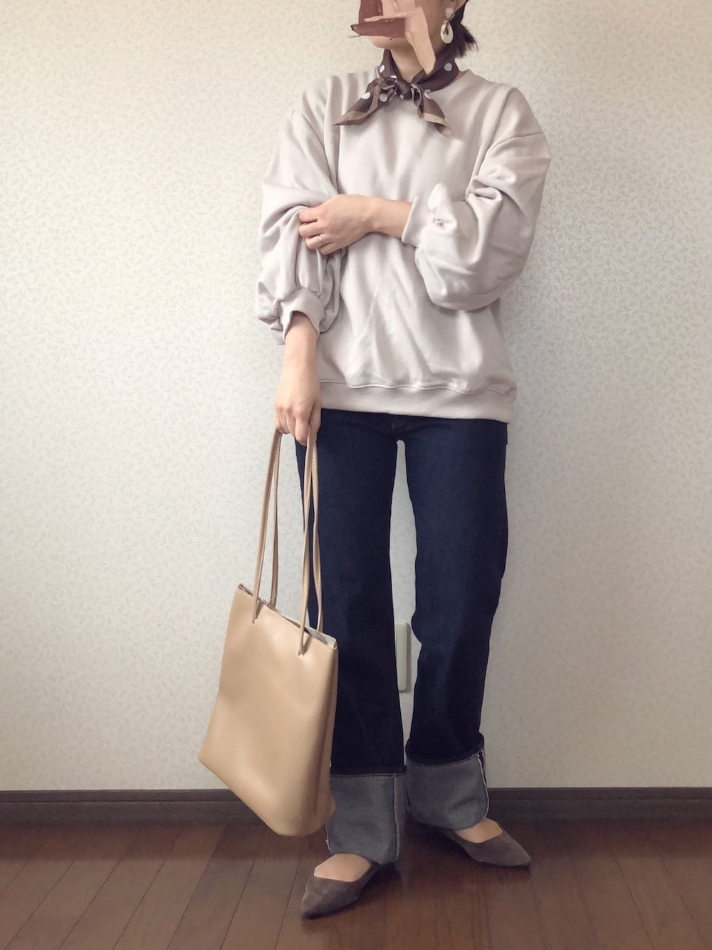 「アントマリーズ、auntmarie's 、シンプルコーデ、スウェット、Levi's、リーバイス、503B、CLEA、スカーフスタイル、低身長」｜「Aunt Marie'sのAUNT MARIE'S バルーン袖スウェット（スウェット、ベージュ系）」を使った、uaさん（レディース・153cm）の冬コーディネートの1枚目の写真
