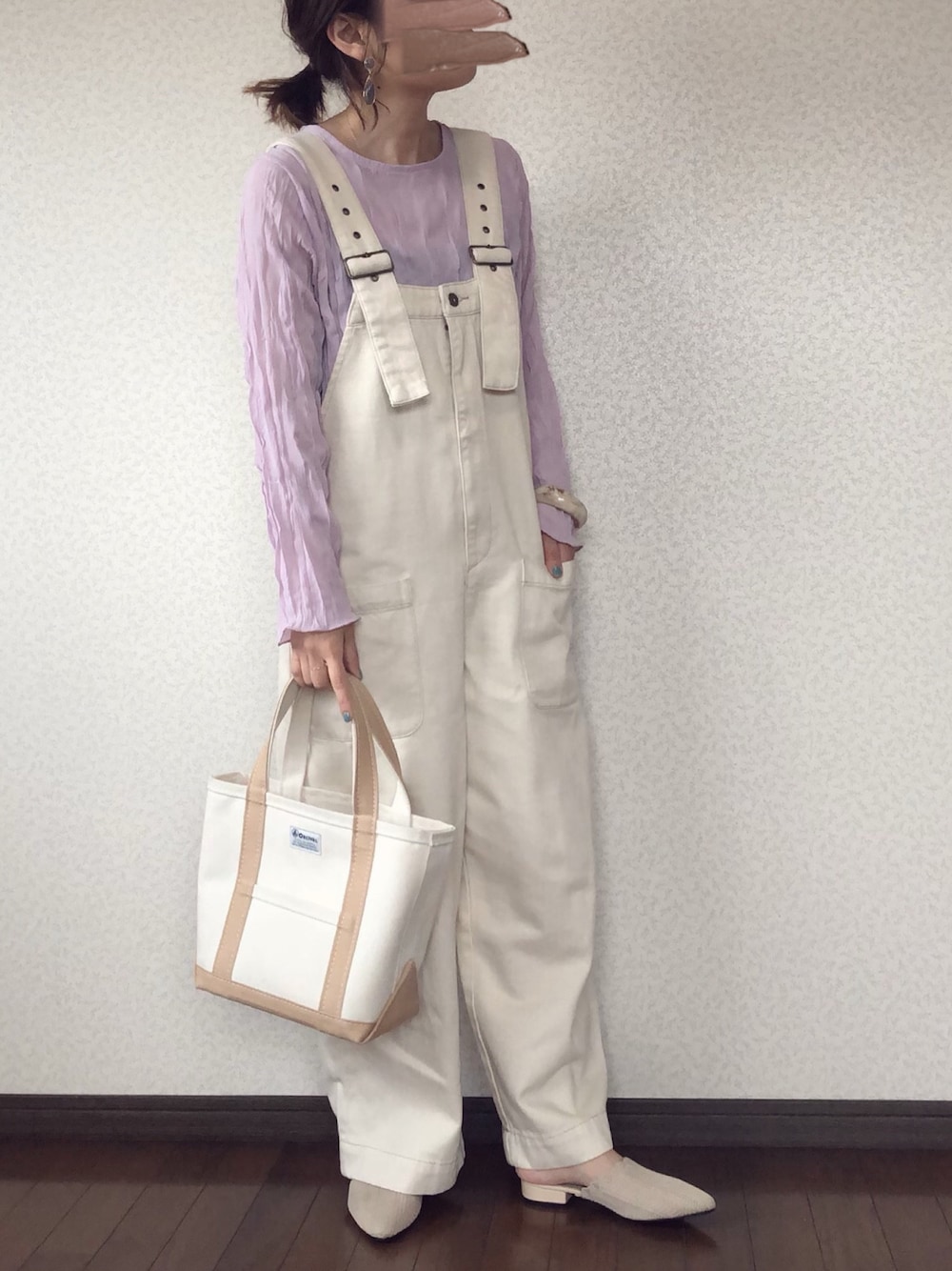 パープル系のシャツ/ブラウス、ホワイト系のサロペット/オーバーオール、ベージュ系のトートバッグを着用したレディースの春コーディネートの1枚目の写真