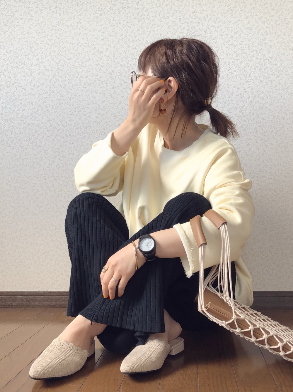「おうちファッション、ハッピージョン、happyjohn、arholiday、アンティローザホリデー、apretro、アプレトロ、Goldy、スウェット、リブパンツ」｜「ap retroの半月マーブル×ループピアス【ZOZO限定アイテム】（ピアス（両耳用）、ブラウン系）」を使った、uaさん（レディース・153cm）の春コーディネートの1枚目の写真