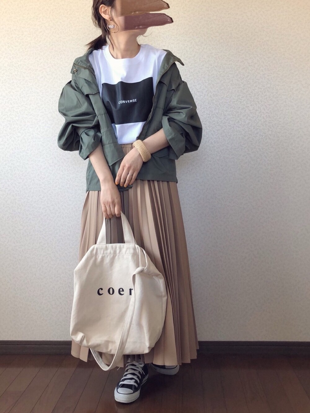 「おうちファッション、チャコクローゼット、chacocloset、reca、レカ(reca)、Goldy、apretro、ミリタリージャケット、プリーツスカート、ハイカットスニーカー」｜「recaの【zozotown限定】ビックキャンディ袖ミリタリージャケット（マウンテンパーカー、グリーン系）」を使った、uaさん（レディース・153cm）の春コーディネートの1枚目の写真