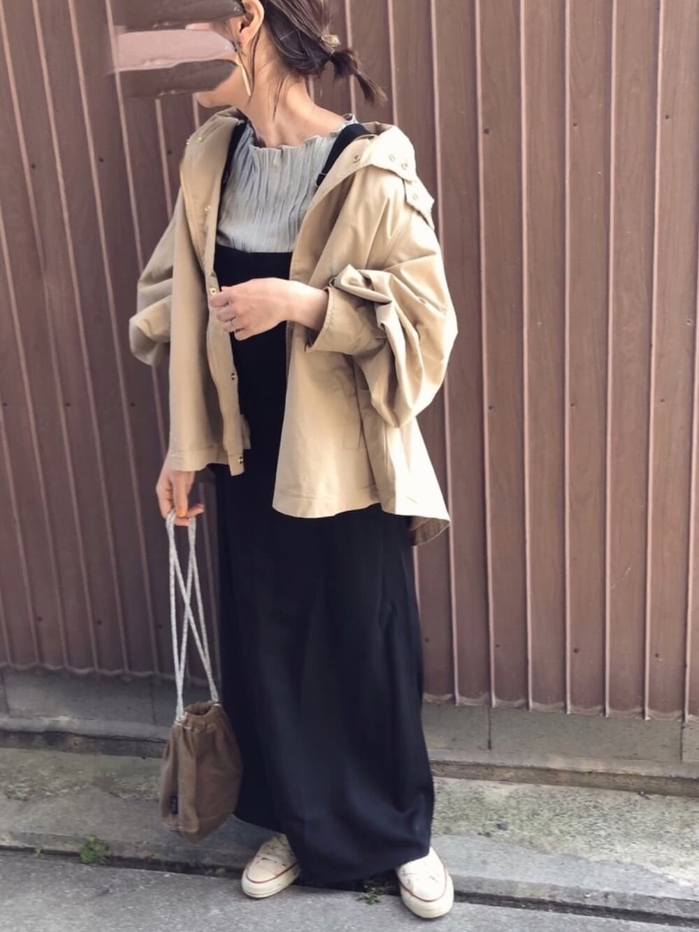 「おうちファッション、GeeRA、アントマリーズ、auntmarie's 、Goldy、ジャンパースカート、マウンテンパーカー、春コーデ、プチプラ、コンバース」｜「Aunt Marie'sのAUNT MARIE’S　ランダムプリーツメロートップス（Tシャツ/カットソー、グリーン系）」を使った、uaさん（レディース・153cm）の春コーディネートの1枚目の写真