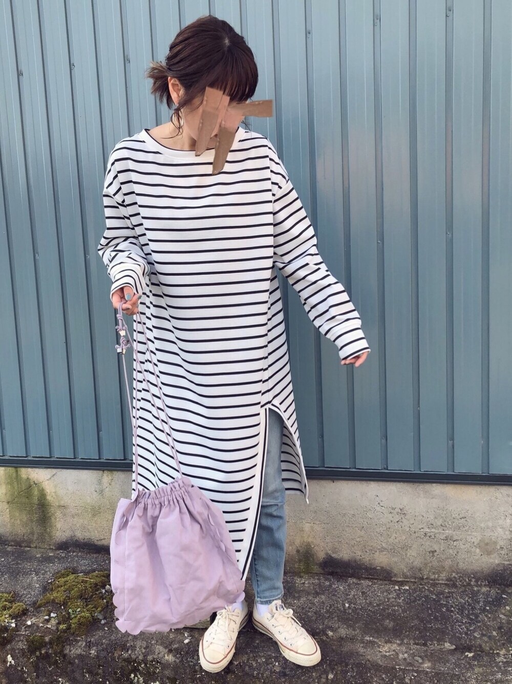 ホワイト系のワンピース、パープル系のショルダーバッグ、ブルー系のデニムパンツを着用したレディースの春コーディネートの1枚目の写真