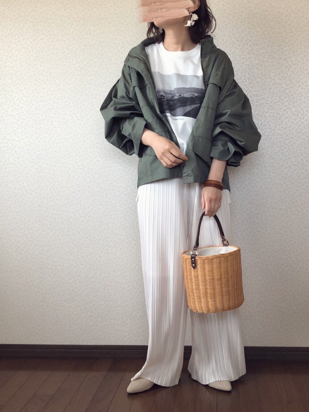 「reca、recaコーデ、アンティローザホリデー、arholiday、Goldy、おうちファッション、プリーツパンツ、ミリタリージャケット、かごバッグ、ワイドパンツ」｜「Auntie Rosa Holidayのミニプリーツワイドパンツ（その他パンツ、ホワイト系）」を使った、uaさん（レディース・153cm）の春コーディネートの1枚目の写真