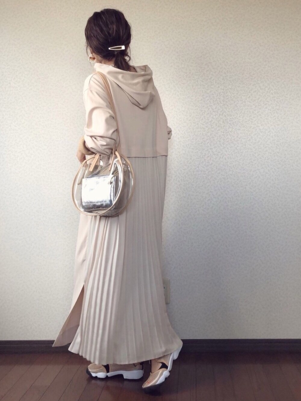 ベージュ系のワンピース、ベージュ系のトートバッグ、ゴールド系のサンダルを着用したレディースの春コーディネートの1枚目の写真