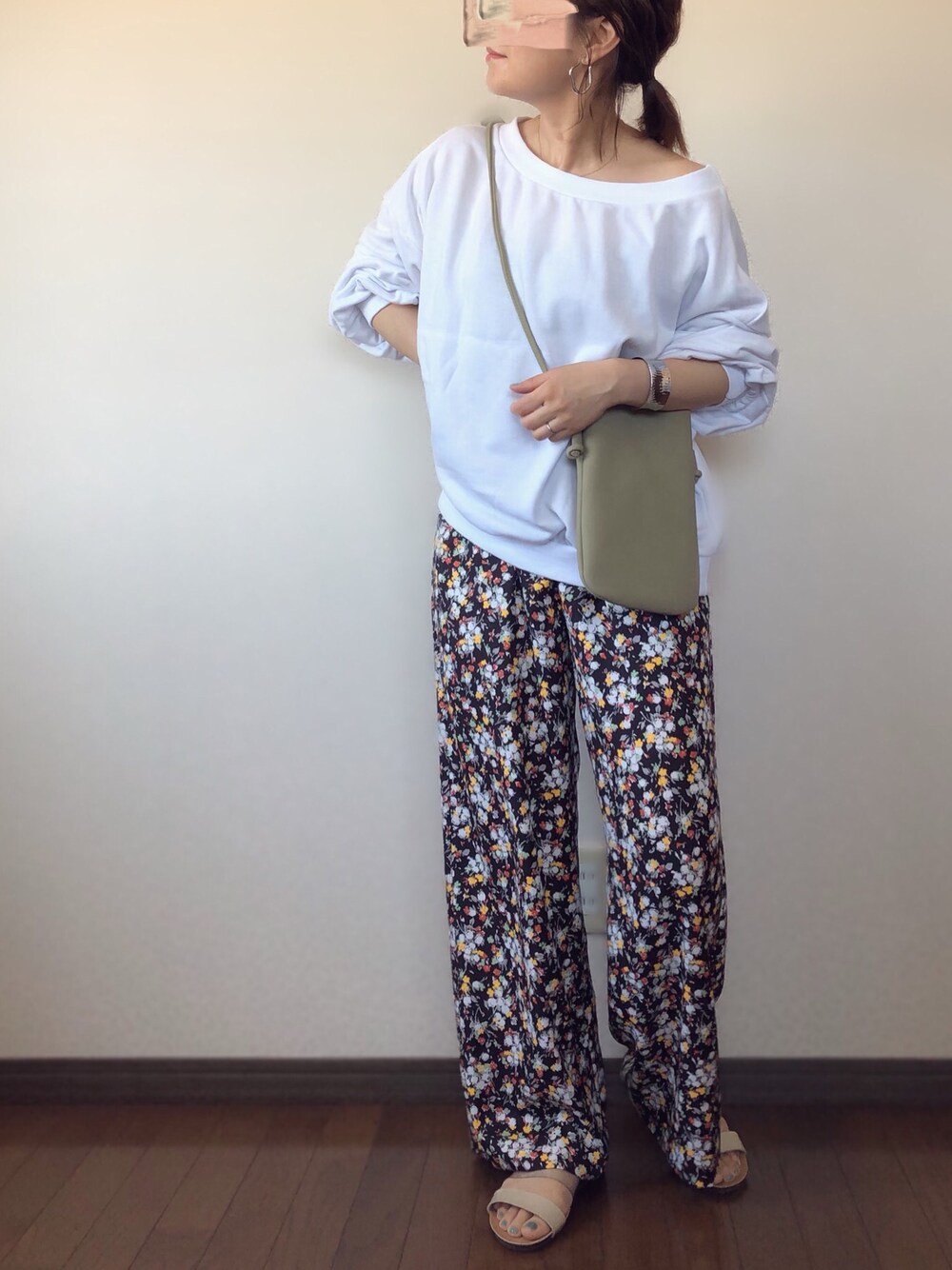 ブラック系のその他パンツ、ホワイト系のスウェット、グリーン系のショルダーバッグを着用したレディースの春コーディネートの1枚目の写真