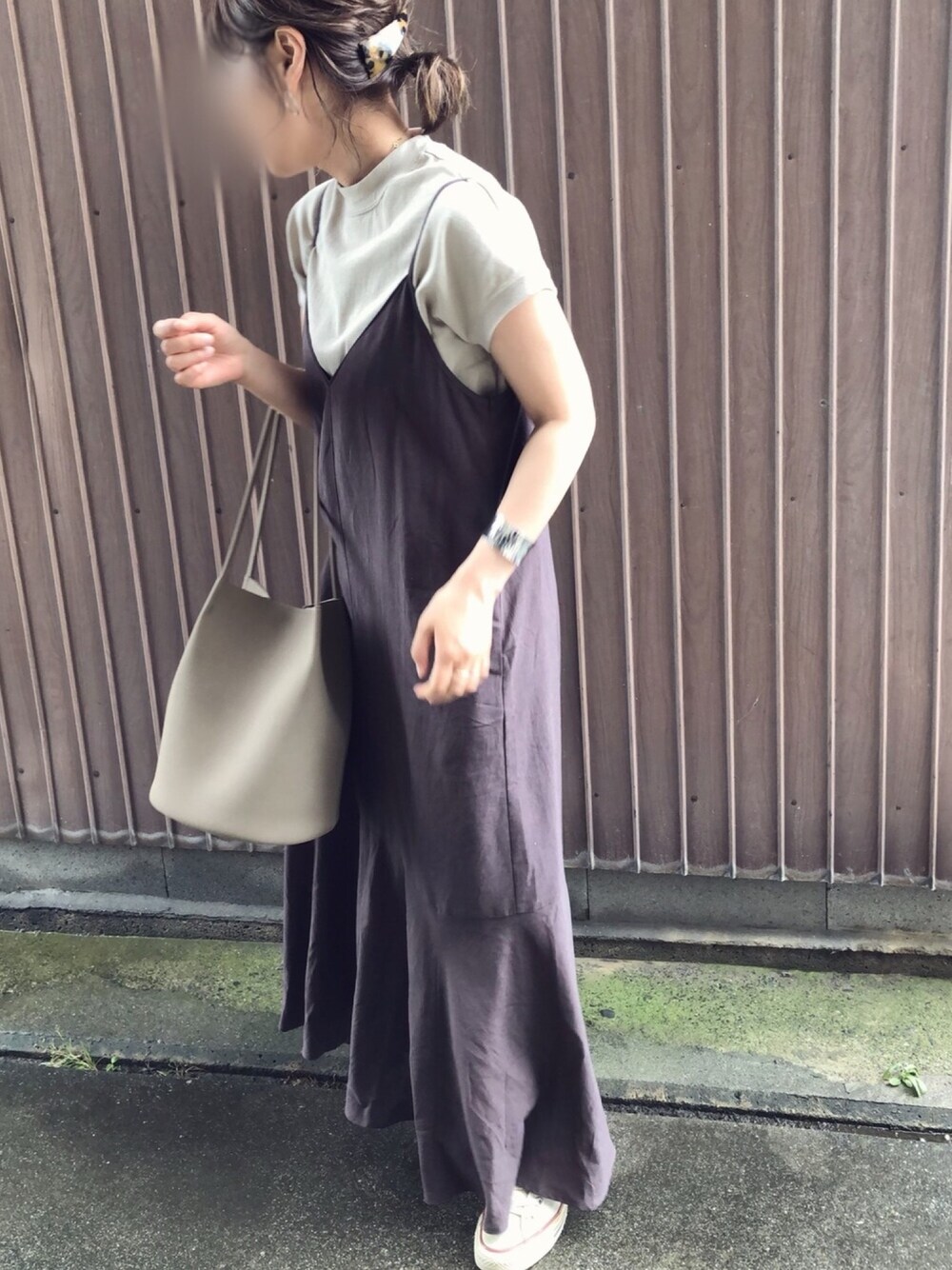 ベージュ系のTシャツ/カットソー、ブラウン系のワンピース、ブラウン系のショルダーバッグを着用したレディースの夏コーディネートの1枚目の写真