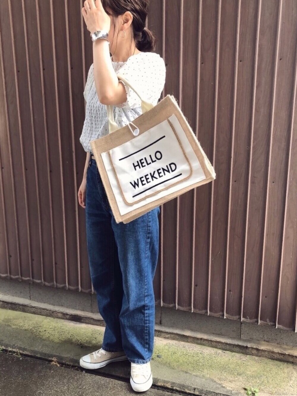 ホワイト系のかごバッグ、ホワイト系のシャツ/ブラウス、ブルー系のデニムパンツを着用したレディースの夏コーディネートの1枚目の写真
