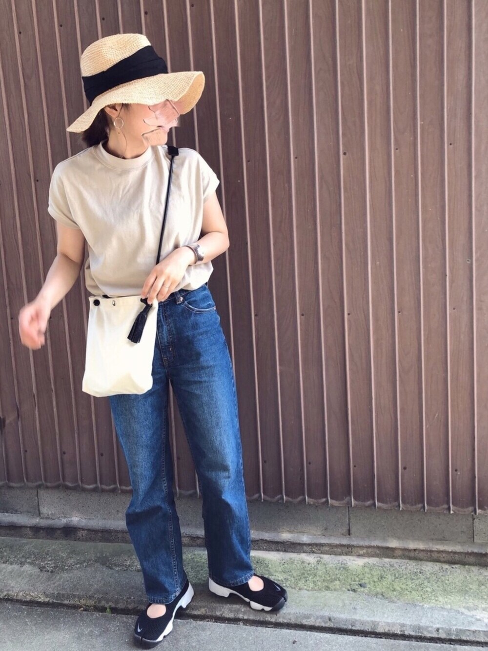 ベージュ系のTシャツ/カットソー、ブラック系のスニーカー、ベージュ系のショルダーバッグを着用したレディースの夏コーディネートの1枚目の写真