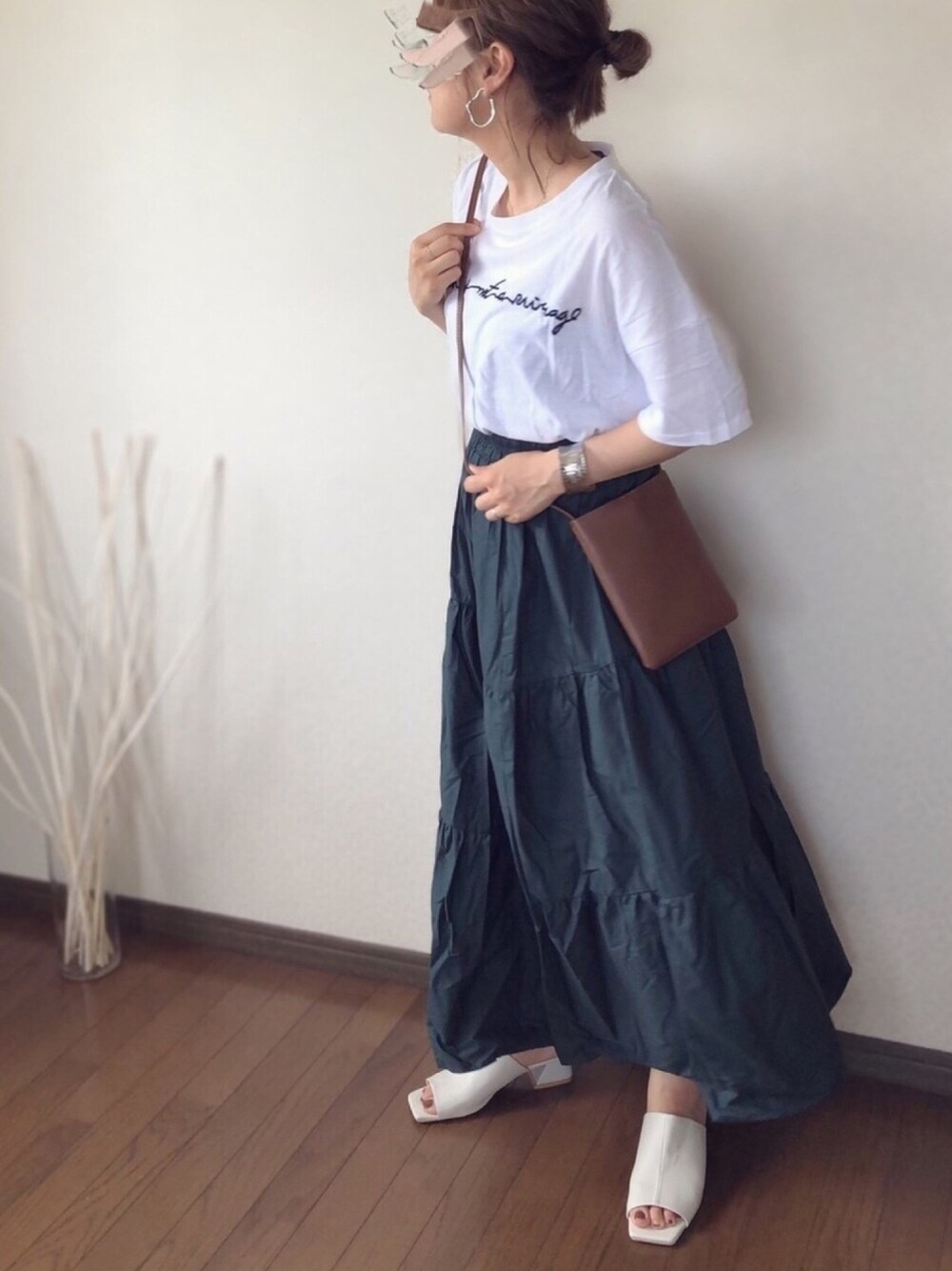 ホワイト系のTシャツ/カットソー、グリーン系のスカート、ブラウン系のショルダーバッグを着用したレディースの夏コーディネートの1枚目の写真