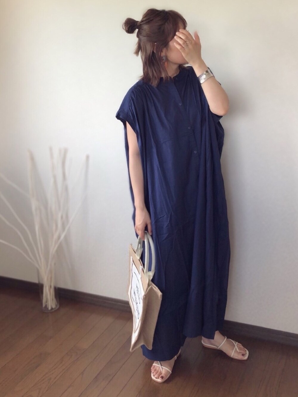 ブルー系のワンピース、ホワイト系のかごバッグ、ベージュ系のサンダルを着用したレディースの夏コーディネートの1枚目の写真