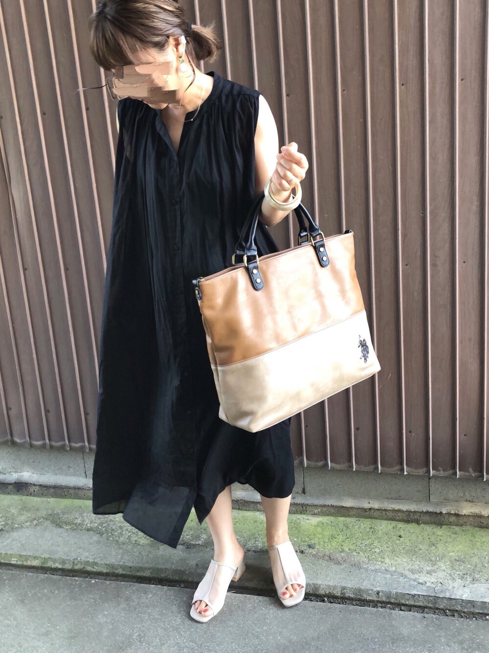 「THEPLATINUMSELECT、USポロ、U.S.POLO ASSN.、VACANCY、ヴァカンシー、アプレトロ、apretro、夏コーデ、オトナカジュアル、低身長コーデ」｜「URBAN RESEARCH Sonny Labelのノースリーブギャザーワンピース（ワンピース、ブラック系）」を使った、uaさん（レディース・153cm）の夏コーディネートの1枚目の写真